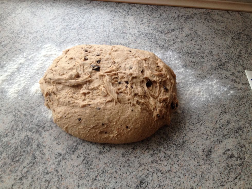 Straw a little flour on the table and knead the dough shortly