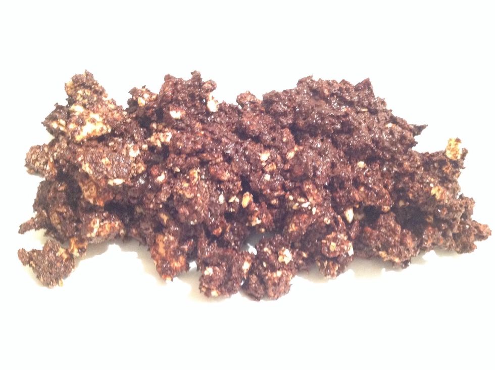 Strecht the mix on the baking paper