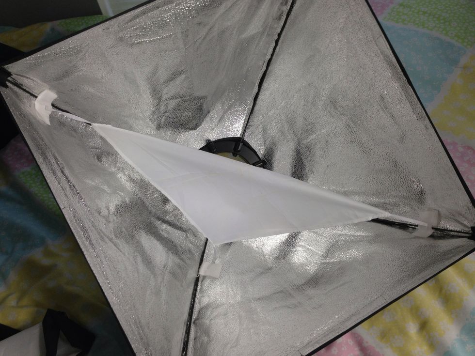 Stretch out the inner diffuser while attaching it to the 4 corners of the softbox