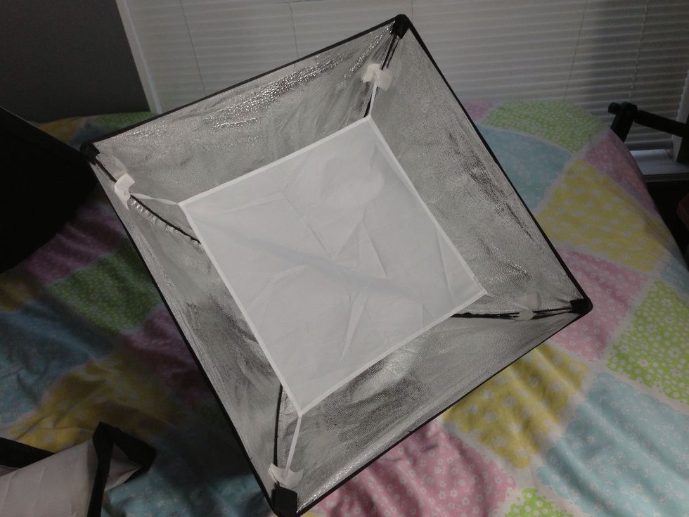 Stretch out the inner diffuser while attaching it to the 4 corners of the softbox