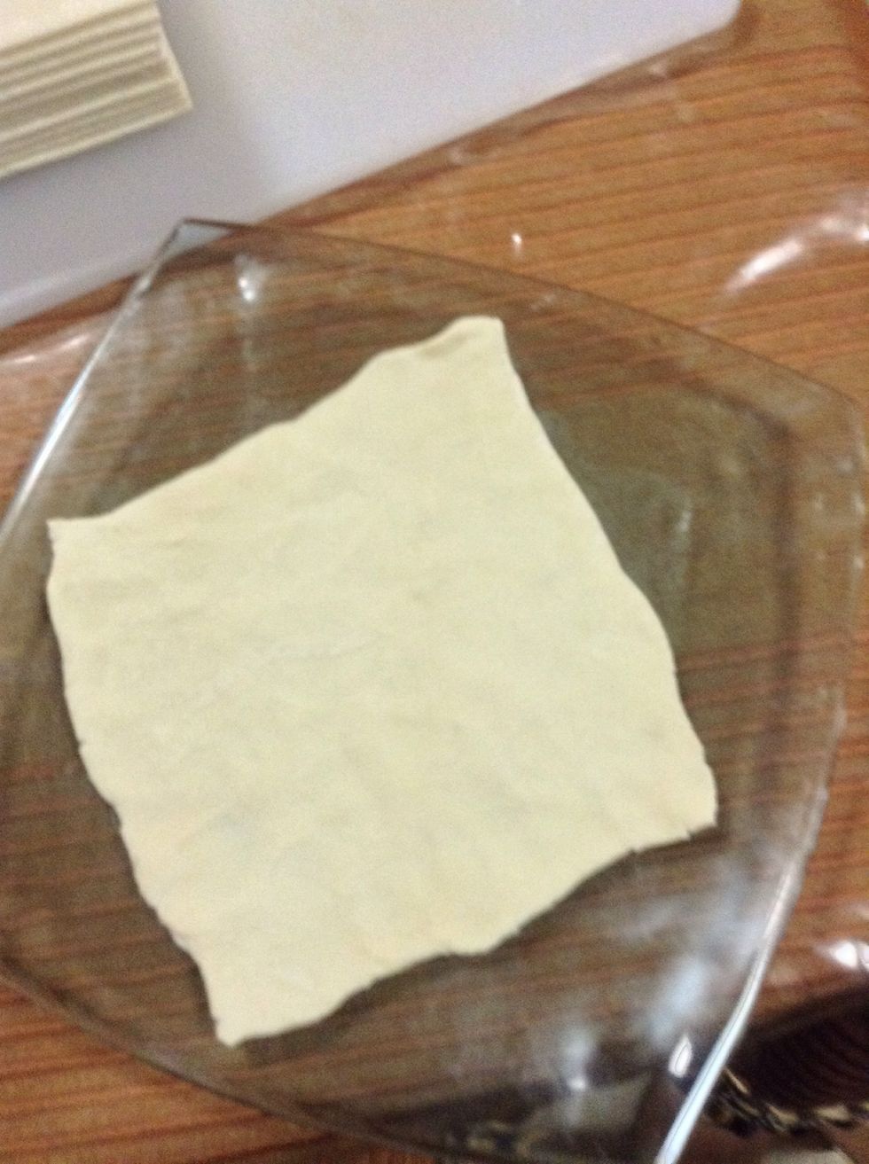 Stretch out the puff pastry ,,