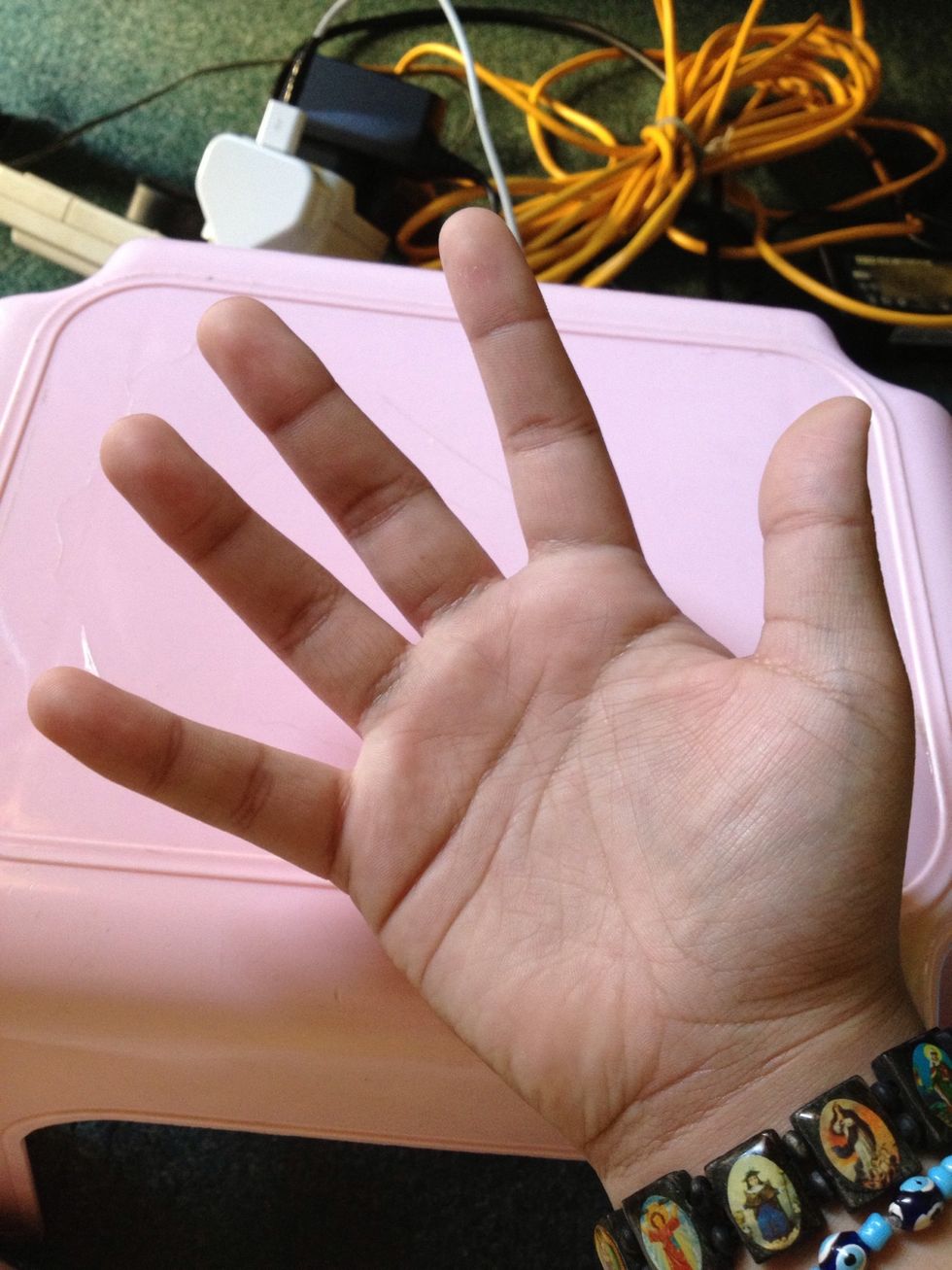 Stretch your right hand. Do the same with your left hand (can't show my left hand because I'm taking the pictures).