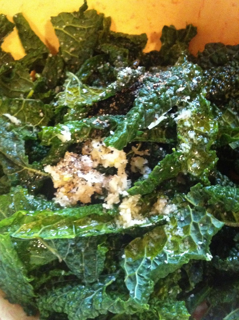 Strip the kale from the stems and break into bite sized pieces. Toss kale with minced garlic, oil to coat, salt and pepper.
