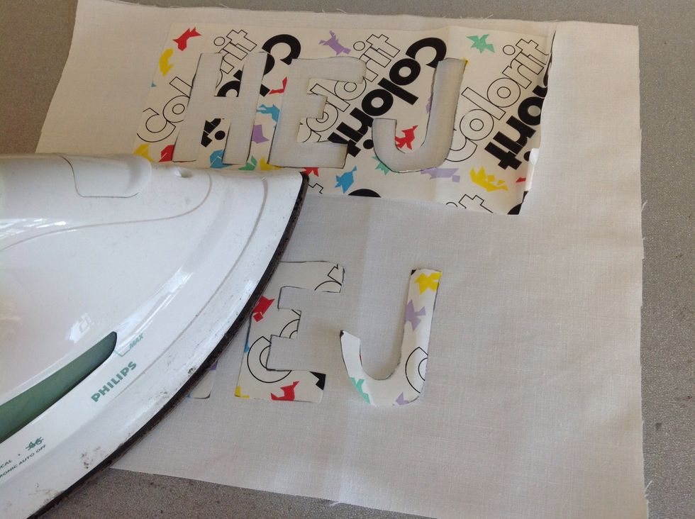 Stryk f\u00f6rsiktigt med strykj\u00e4rn. Akta s\u00e5 de inte flyttar sig!