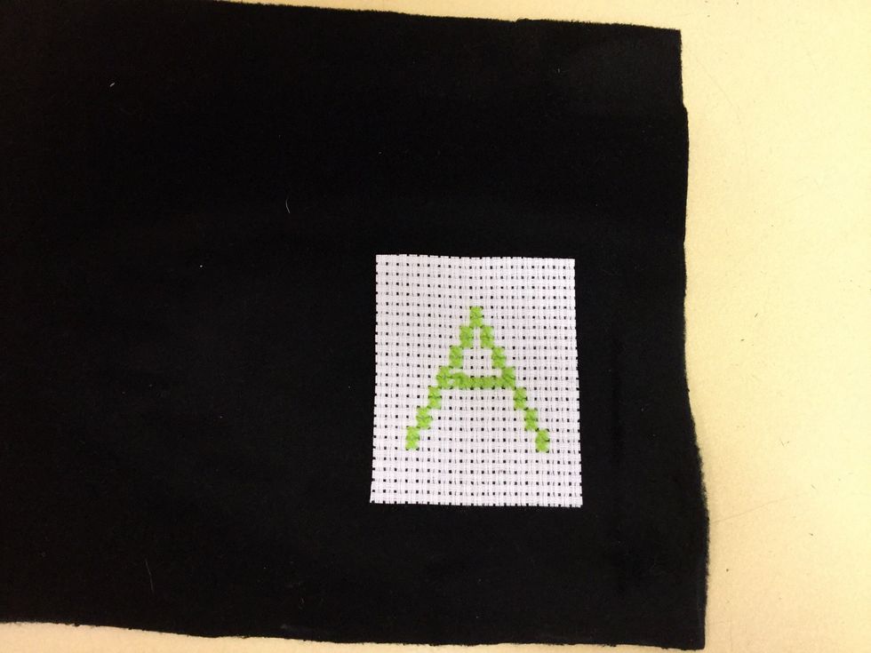 Stryk fast broderiet p\u00e5 ditt fleecetyg.