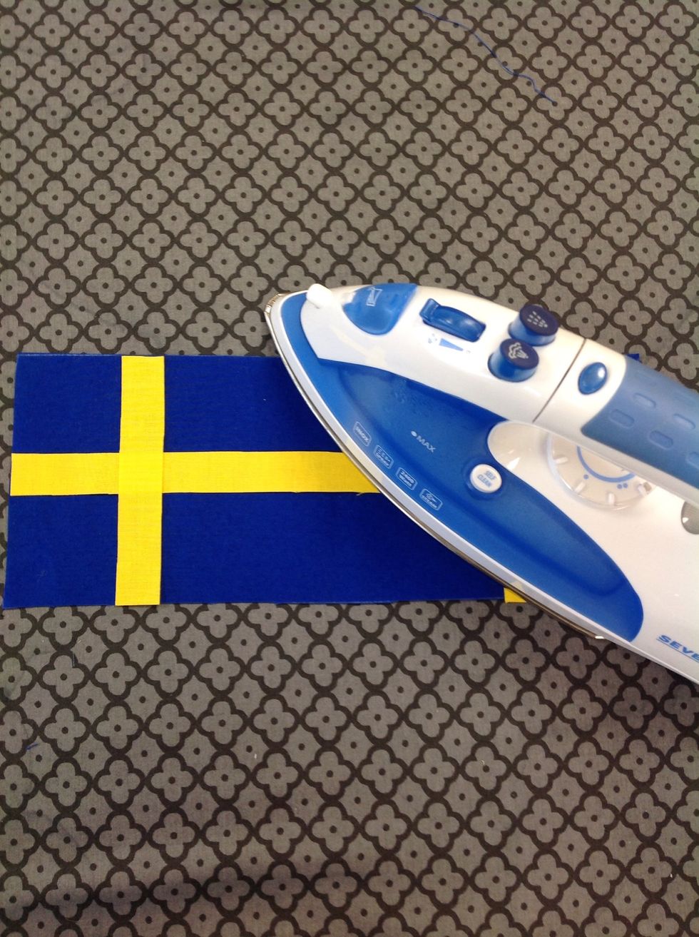 Stryk fast det gula. L\u00e4gg strykj\u00e4rnet rakt uppifr\u00e5n och ner och h\u00e5ll fast j\u00e4rnet ca 8 sekunder. Lyft sedan strykj\u00e4rnet till n\u00e4sta st\u00e4lle p\u00e5 samma s\u00e4tt.