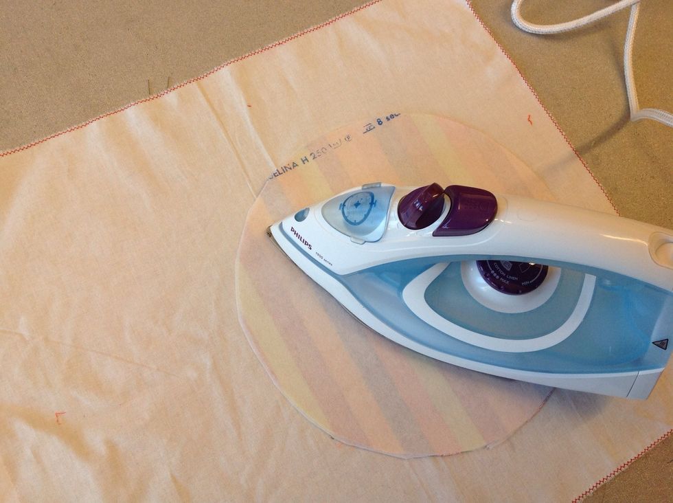 Stryk fast f\u00f6rst\u00e4rkningstyget med den glansiga sidan mot avigsidan av tyget. Med h\u00f6gsta v\u00e4rme och \u00e5nga.