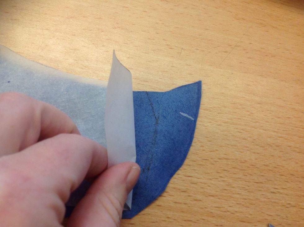 Stryk fast flisofix (st\u00e4ll in strykj\u00e4rnet p\u00e5 2 prickar) och klipp ut efter den ritade linjen. Ta bort pappret fr\u00e5n baksidan.