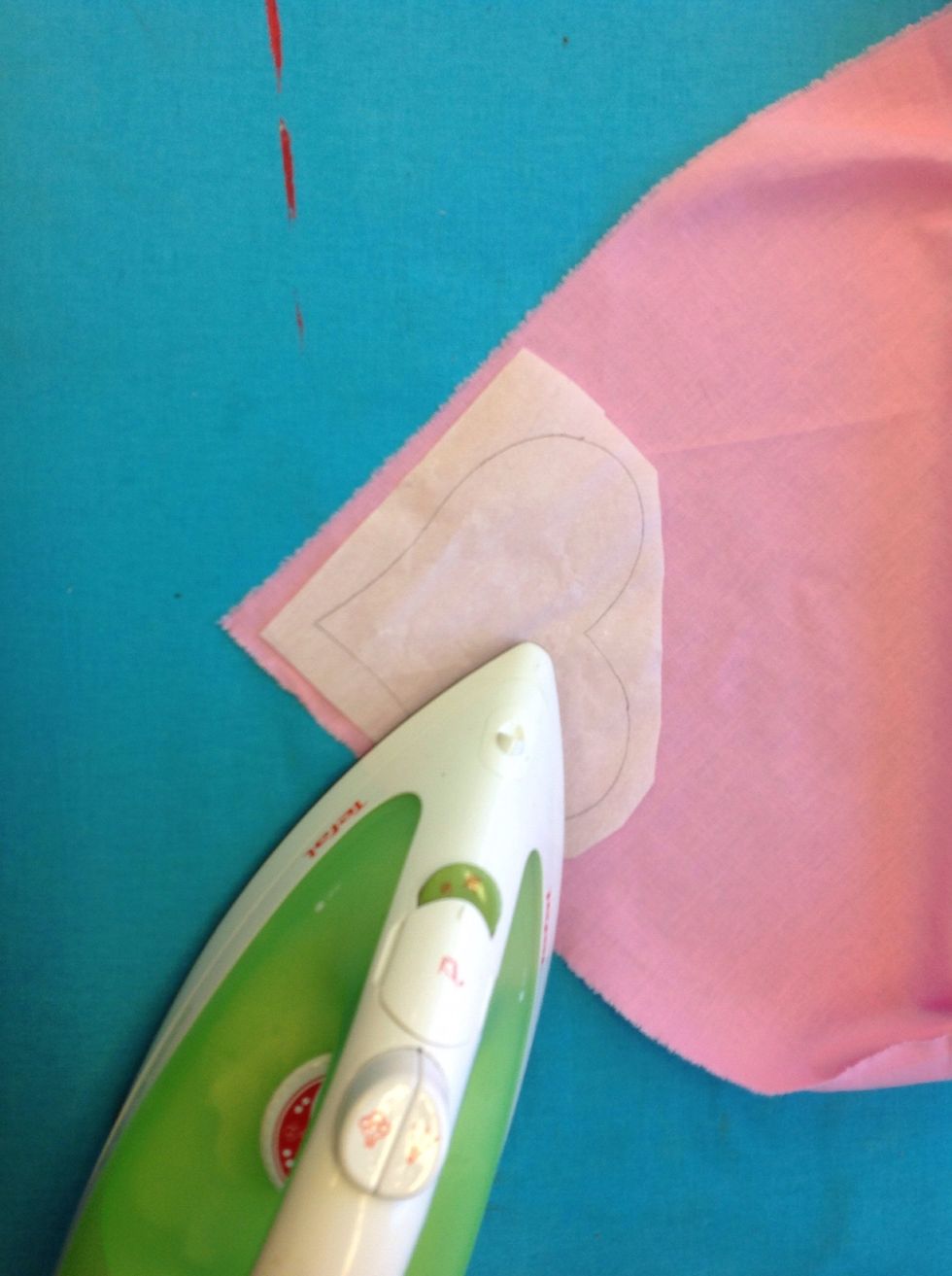 Stryk fast p\u00e5 avigsidan av tyget du valt till din applikation.