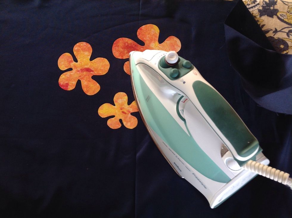 Stryk fast tygbitarna.