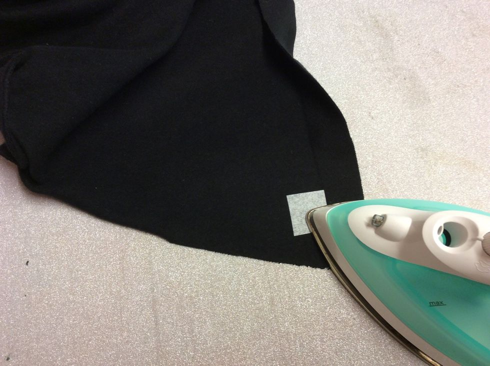 Stryk fast vlieselinet p\u00e5 baksidan av tyget d\u00e4r du har din tygmarkering.