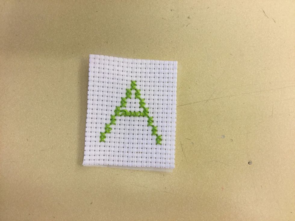 Stryk fast vlisofix p\u00e5 baksidan av ditt broderi.