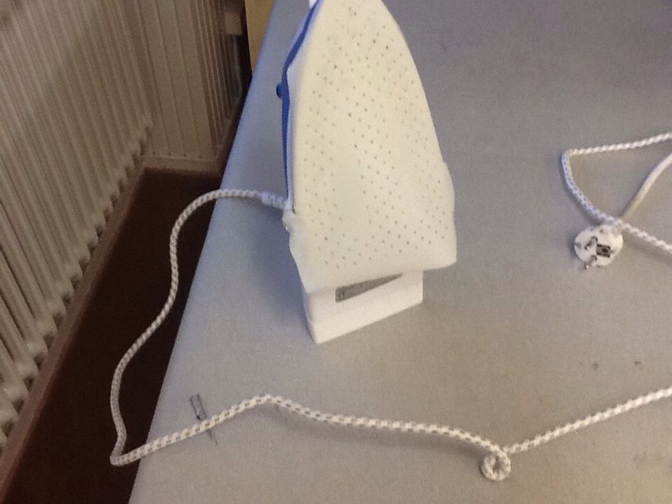 Stryk fast vlisofixet p\u00e5 avigsidan av tyget.
