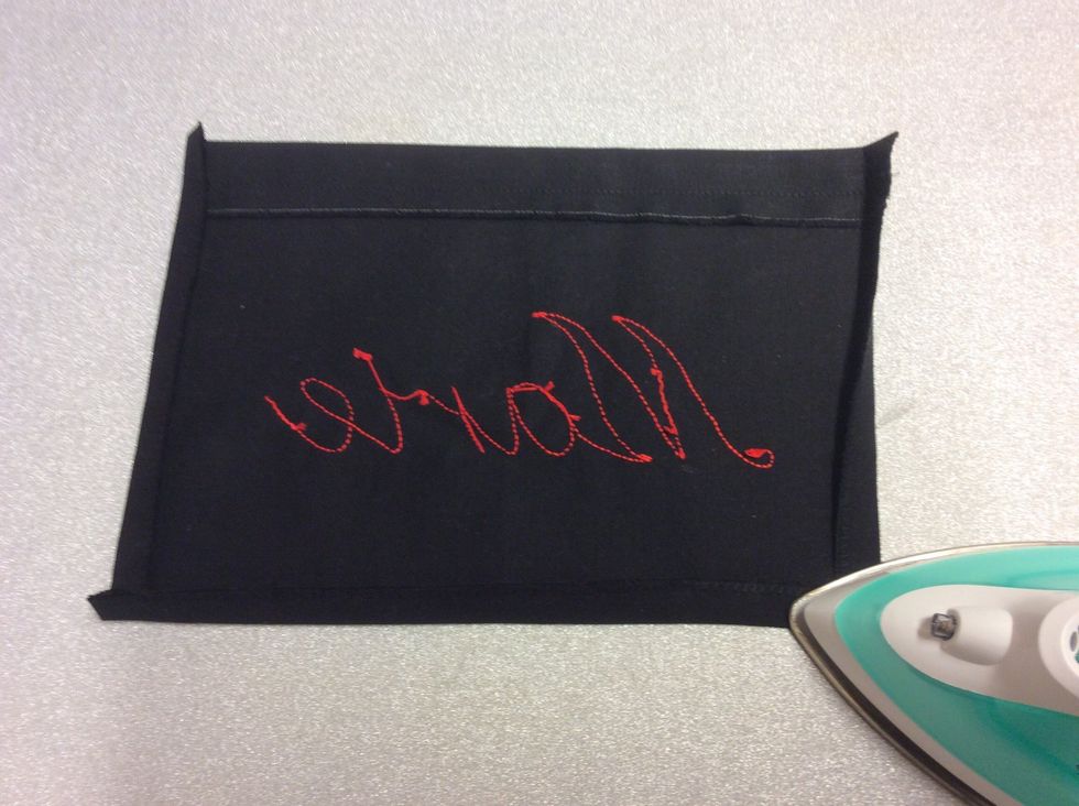 Stryk in de \u00f6vriga 3 sidorna p\u00e5 fickan ca 1-1,5 cm mot baksidan.