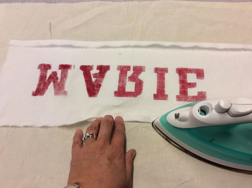 Stryk in ungef\u00e4r 1cm p\u00e5 l\u00e5ngsidorna mot baksidan av tyget med strykj\u00e4rnet.