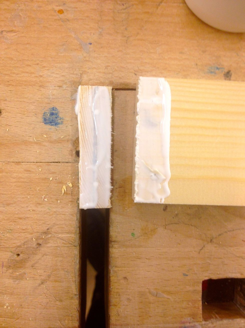 Stryk lim p\u00e5 b\u00e5da ytorna.