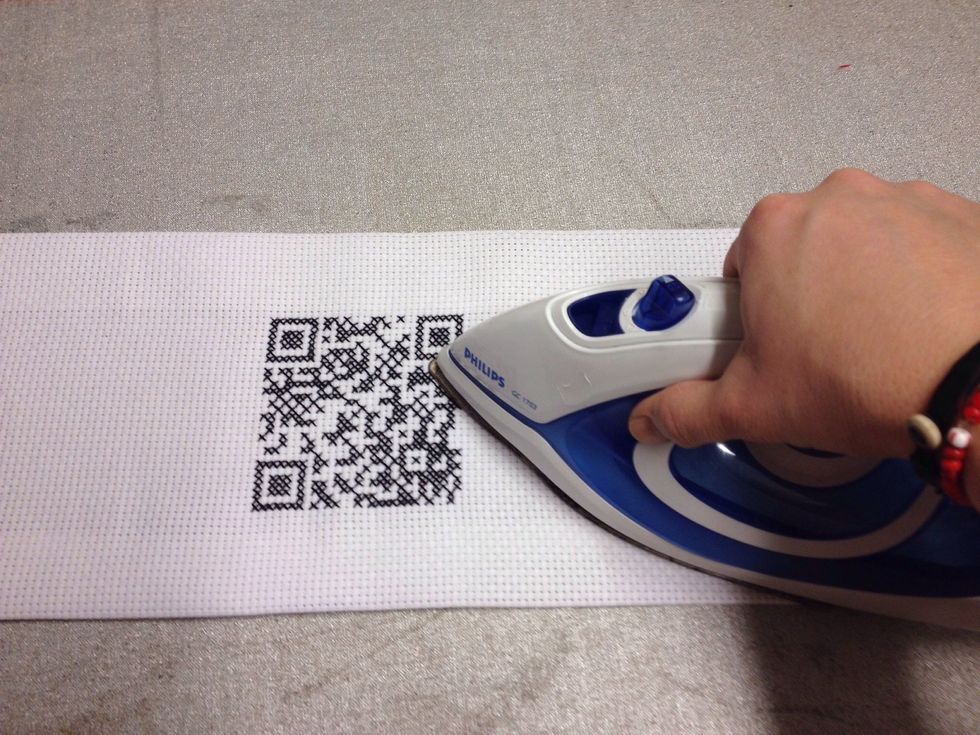 Stryk lite f\u00f6rsiktigt p\u00e5 r\u00e4tsidan av tyget s\u00e5 det blir riktigt fint och sl\u00e4tt.