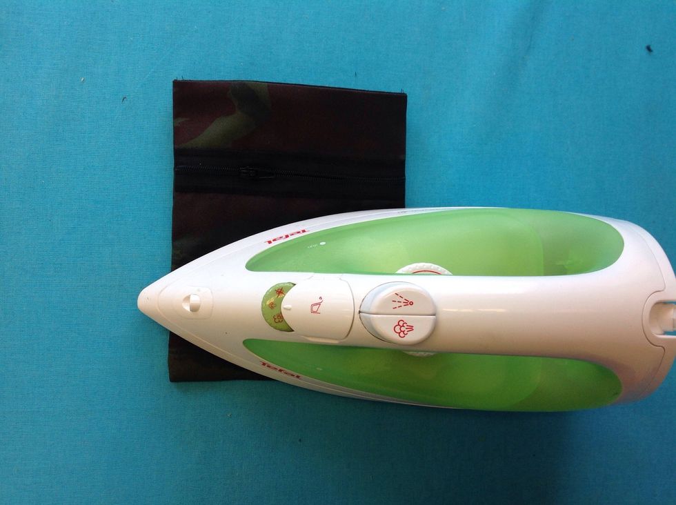 Stryk lite f\u00f6rsiktigt.