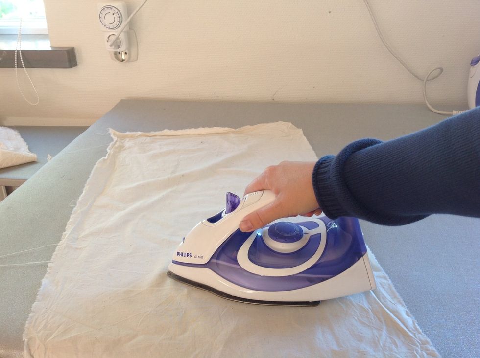 Stryk. Man beh\u00f6ver h\u00e5lla strykj\u00e4rnet stilla i n\u00e5gra sekunder f\u00f6r att limmet ska hinna sm\u00e4lta. Det brukar vara lagom att r\u00e4kna l\u00e5ngsamt till fem och sedan flytta strykj\u00e4rnet.