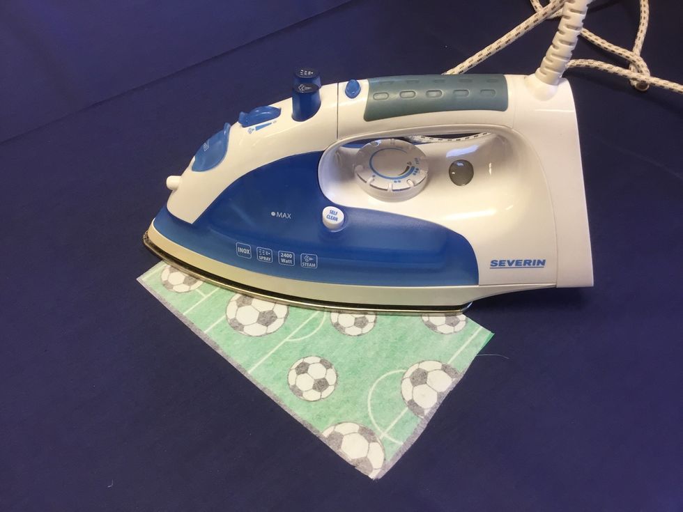 Stryk mellanl\u00e4gget ovanp\u00e5 tyget.