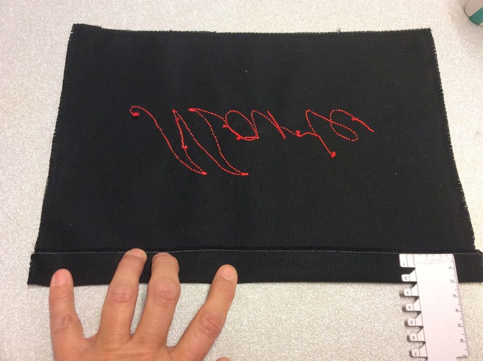 Stryk ner ca 2cm mot baksidan UPPTILL p\u00e5 din ficka.