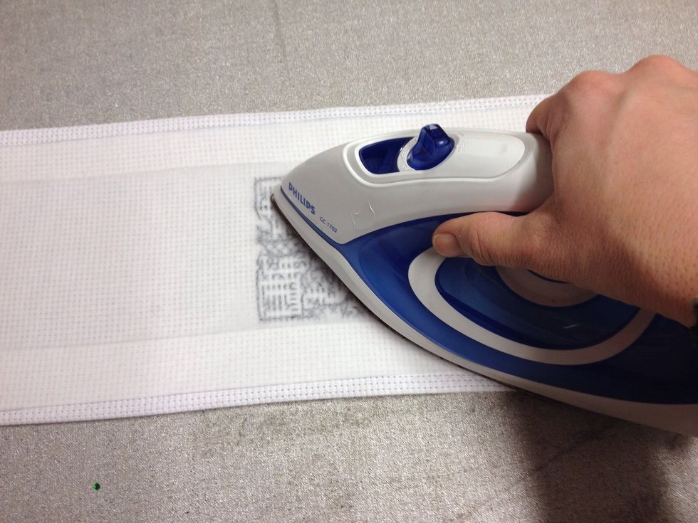 Stryk nu fast vliselinet med strykj\u00e4rnet med 2 prickars v\u00e4rme.