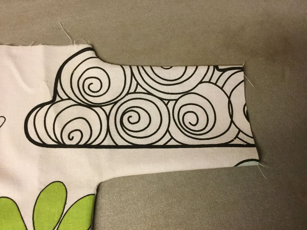 Stryk p\u00e5 kanterna. Vik handtagen mot mitten och mot avigsidan avigsidan. Forts\u00e4tt och sy s\u00e5 att du f\u00e5r en lika bred vikning hela v\u00e4gen. Stryk s\u00e5 att du f\u00e5r en skarp vikning som h\u00e5ller.