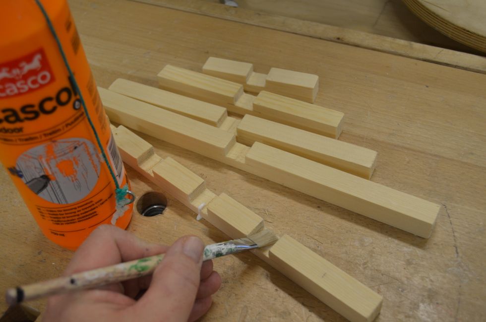 Stryk p\u00e5 lim med hj\u00e4lp av en pensel