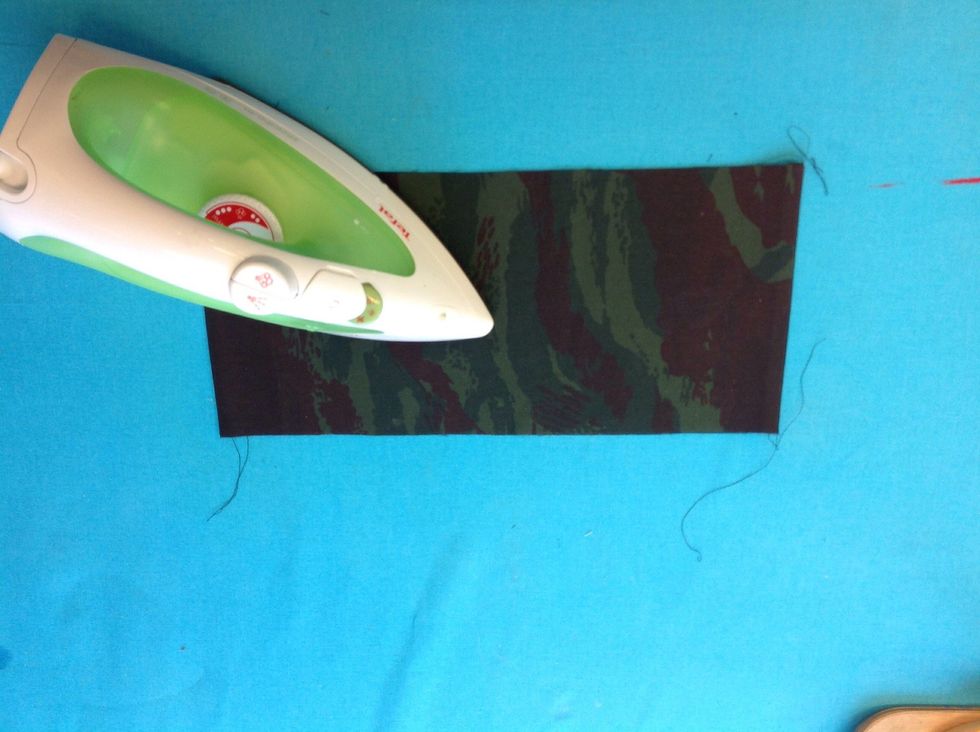 Stryk. S\u00f6mmarna ska vara l\u00e4ngst ut p\u00e5 b\u00e5da sidorna s\u00e5 att du f\u00e5r en hel sida i varje tyg.