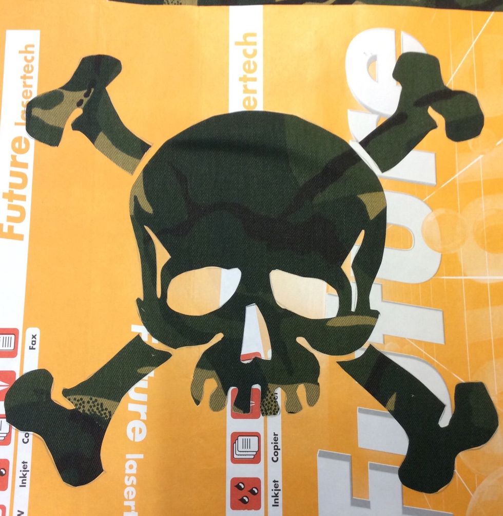 Stryk sedan fast de sm\u00e5 delarna, \u00f6gon, n\u00e4sa och "\u00f6gonbryn", en i taget.