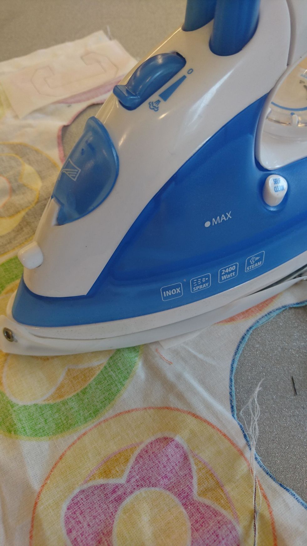 Stryk, st\u00e4ll in strykj\u00e4rnet p\u00e5 3 prickars v\u00e4rme. R\u00e4kna till 7 l\u00e5ngsamt.