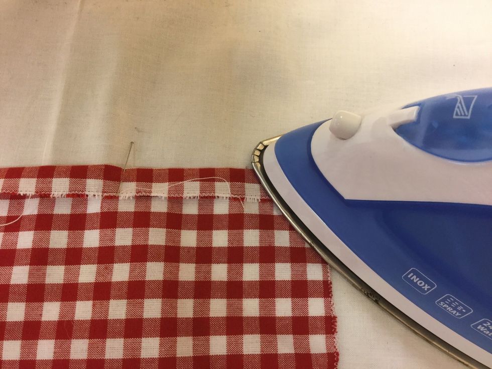 Stryk \u00f6ver den vikta kanten.