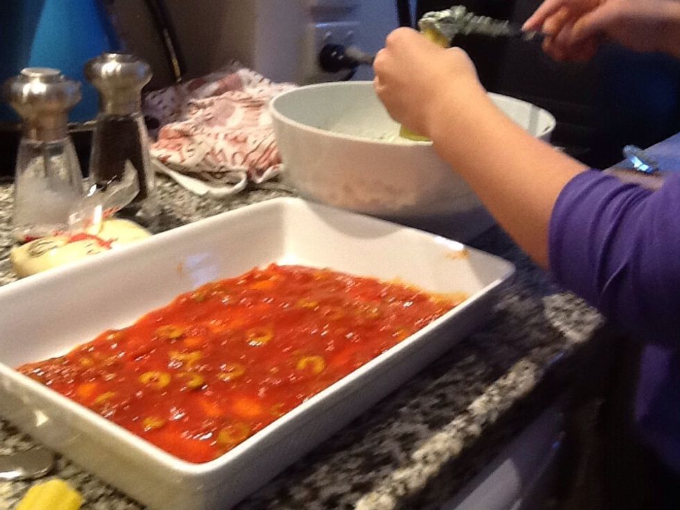 Stuff the mixture into the cannelloni tubes