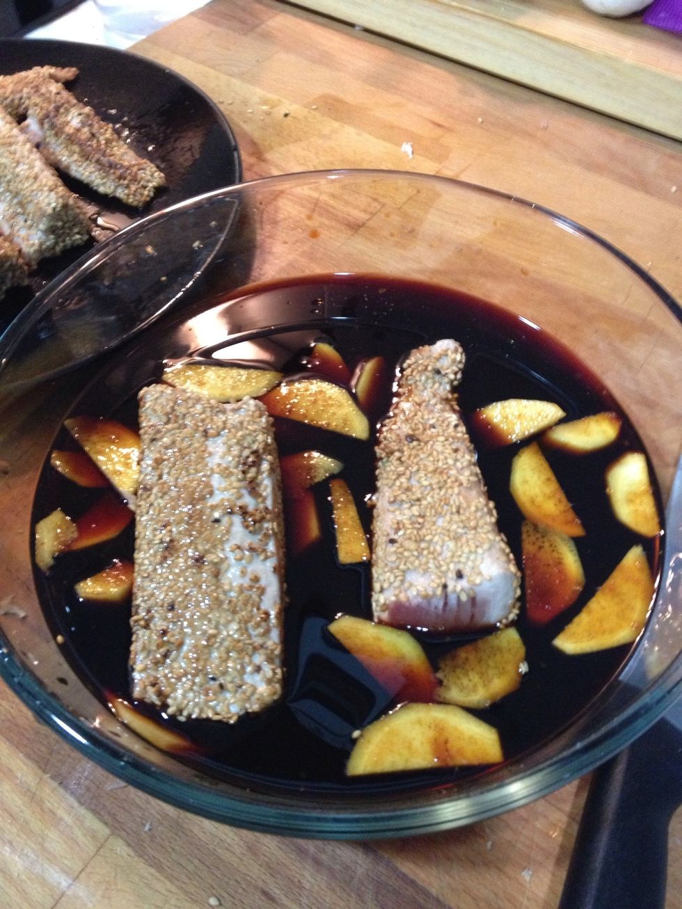 Sumerge el at\u00fan en el l\u00edquido.