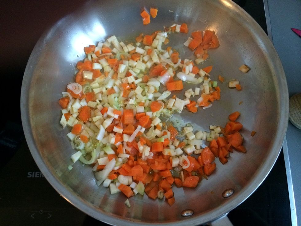 Suppengem\u00fcse in anderer Pfanne anbraten