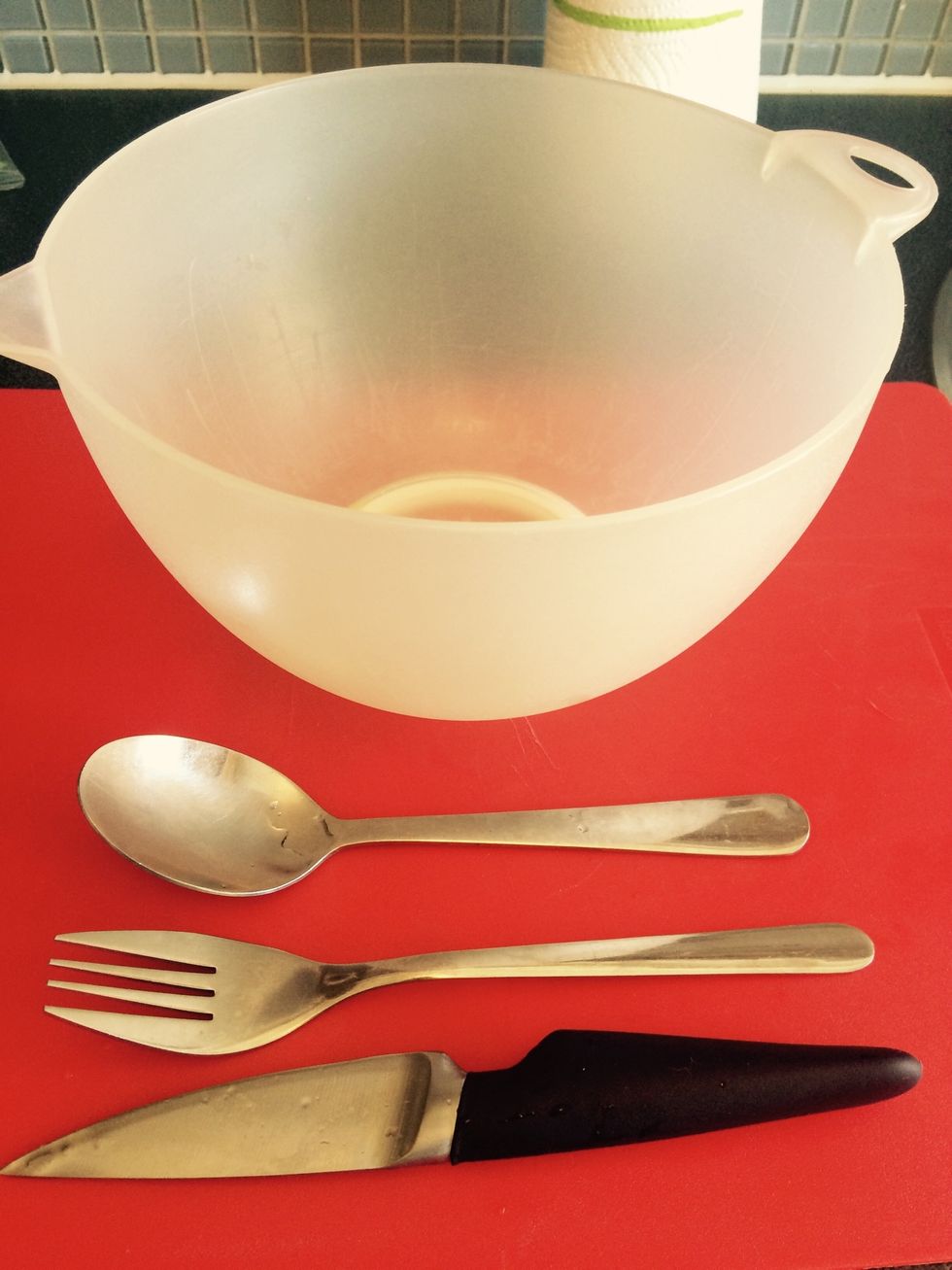 Supplies: chopping knife, bowl, chopping board, spoon, fork.