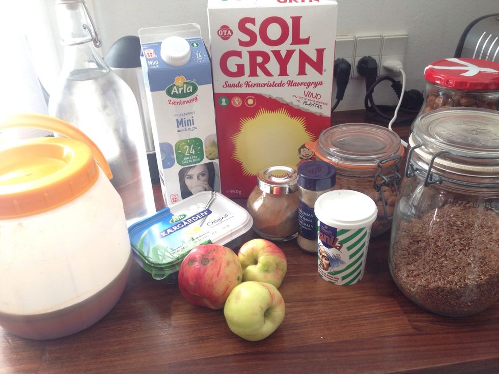 Supplies: HONEY, OATMEAL, WATER, ALMONDS, APPLES, CARDAMOM, CINNAMON, VANILA, HASSLENUTS, LINSEEDS