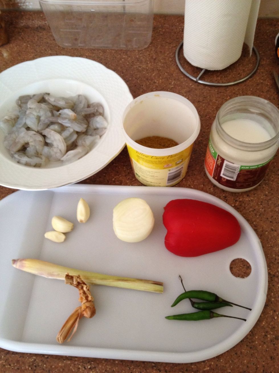 Supplies:shrimp(first wash them ofc)curry,coconut cream,garlic,onion(or red onion ),paprika,lemongrass,galangal(sorry its lil dry),pepper(it's not necessary,but I prefer to have it)