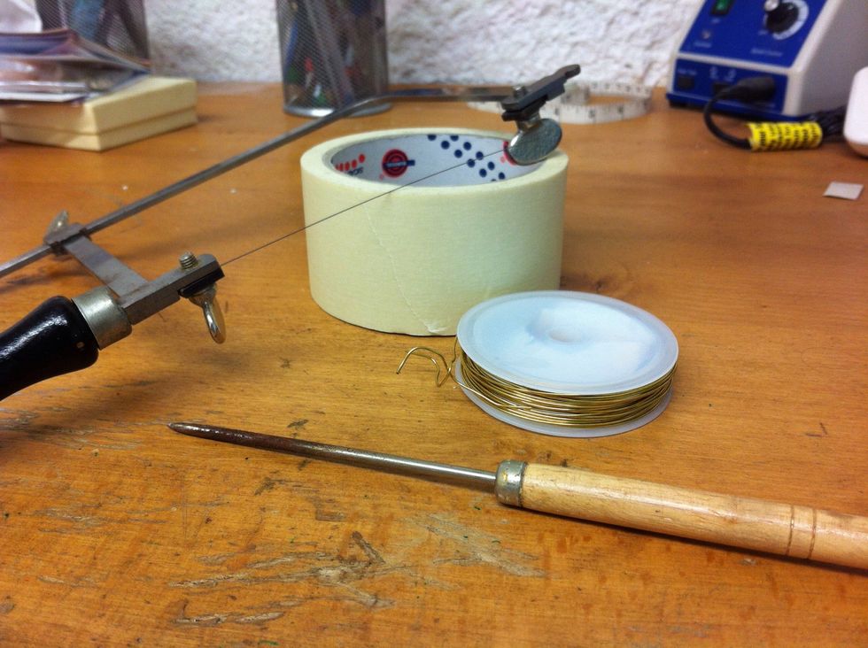 Supplies: soft metal string; parallel pole (in the size you want the links to be); cutter; scotch tape; small hacksow.