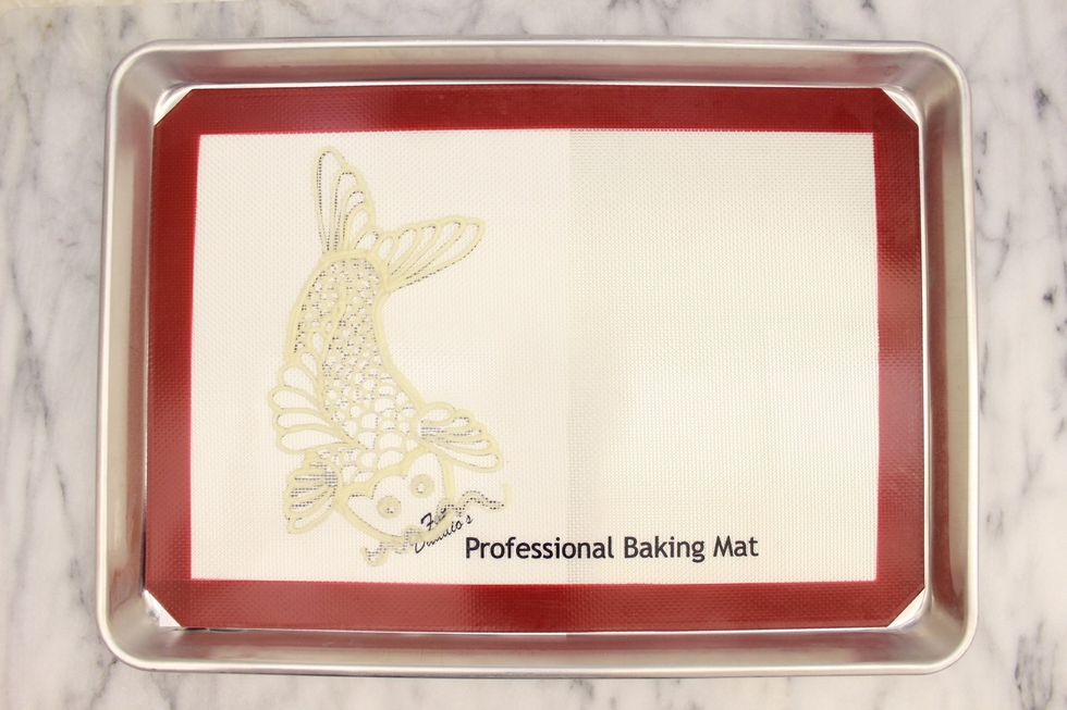 Switch the #3 round piping tip for a #1 round tip. Pipe all the small details such as the scales, whiskers and eyes.