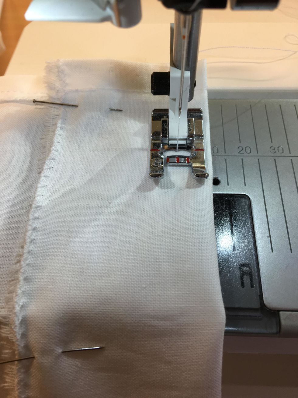 Sy 1 cm fr\u00e5n kanten ( med 1 cm s\u00f6msm\u00e5n) med raks\u00f6m. Gl\u00f6m inte att sy bakl\u00e4nges/ backa i b\u00f6rjan och slutet av s\u00f6mmen som du gjorde p\u00e5 l\u00e5ngsidorna.