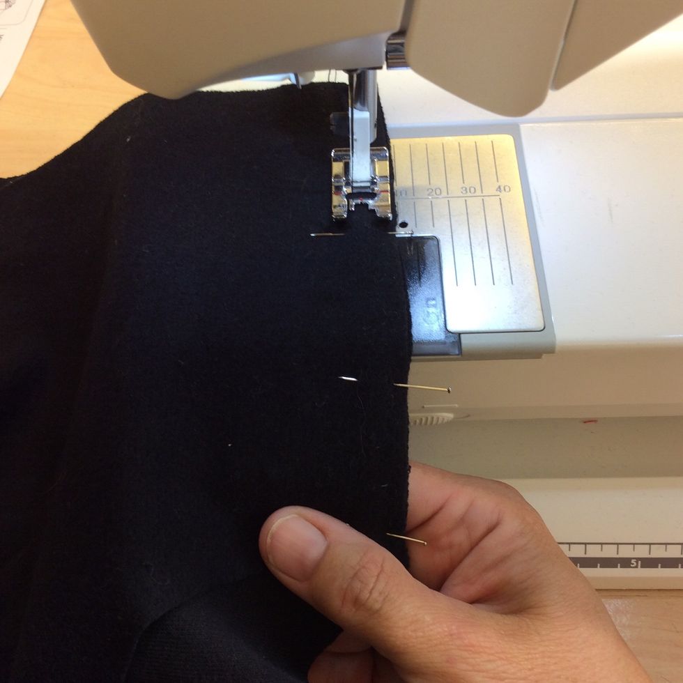 Sy axels\u00f6mmarna med 1 cm s\u00f6msm\u00e5n, fixa s\u00f6mmen i b\u00f6rjan och slutet. F\u00f6rs\u00f6k att undvika backen med denna s\u00f6mmen. Tyget k\u00f6r l\u00e4tt fast i maskinen d\u00e5.