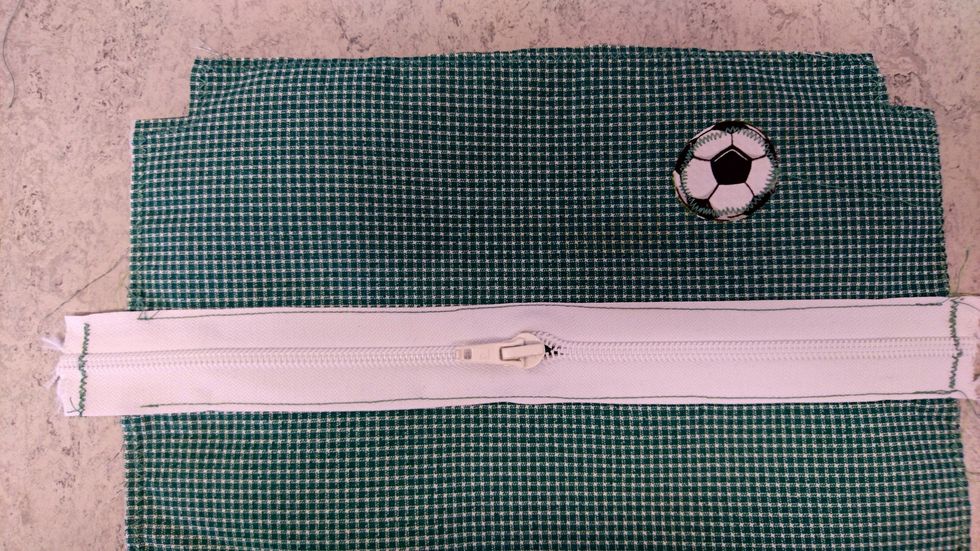 Sy b\u00e5da sidorna och ta bort n\u00e5larna.