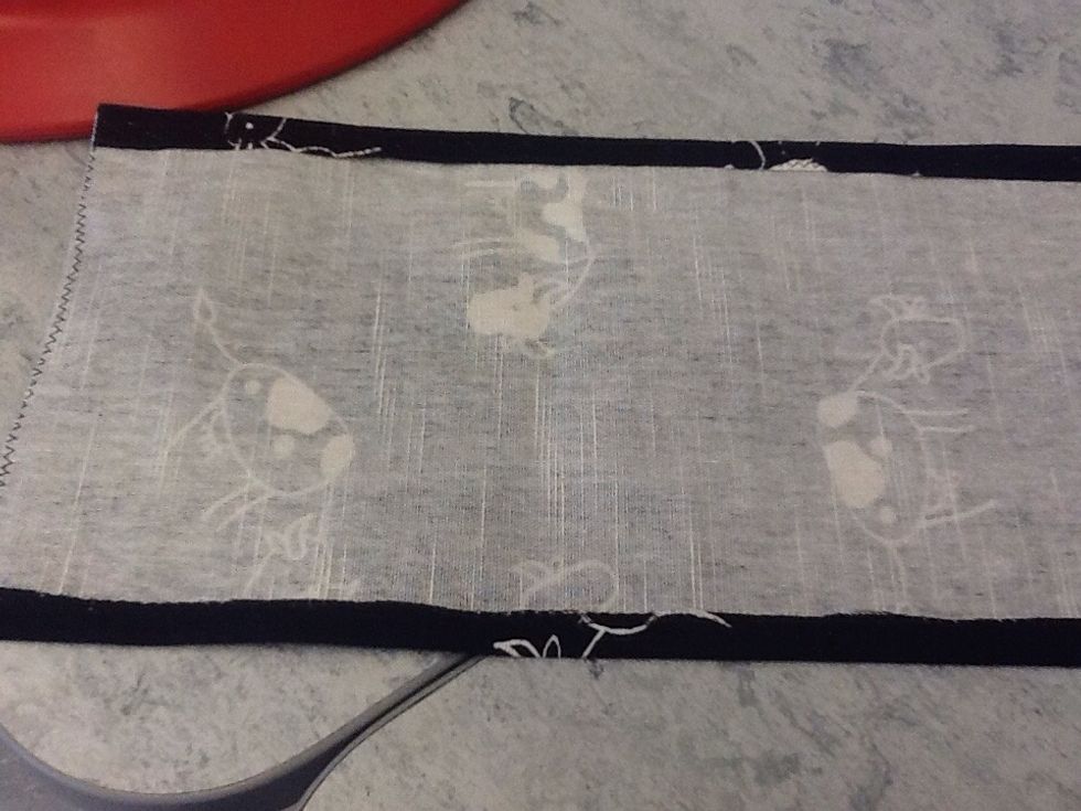 Sy b\u00e5da sidorna och ta sedan bort n\u00e5larna.