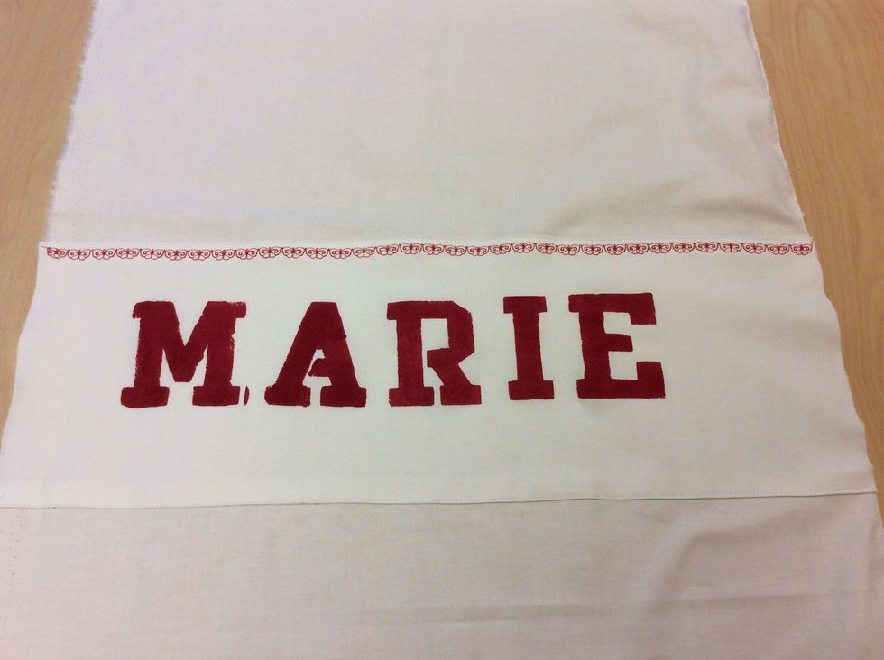 Sy b\u00e5de upptill och nertill p\u00e5 namnlappen med samma eller olika s\u00f6mmar.