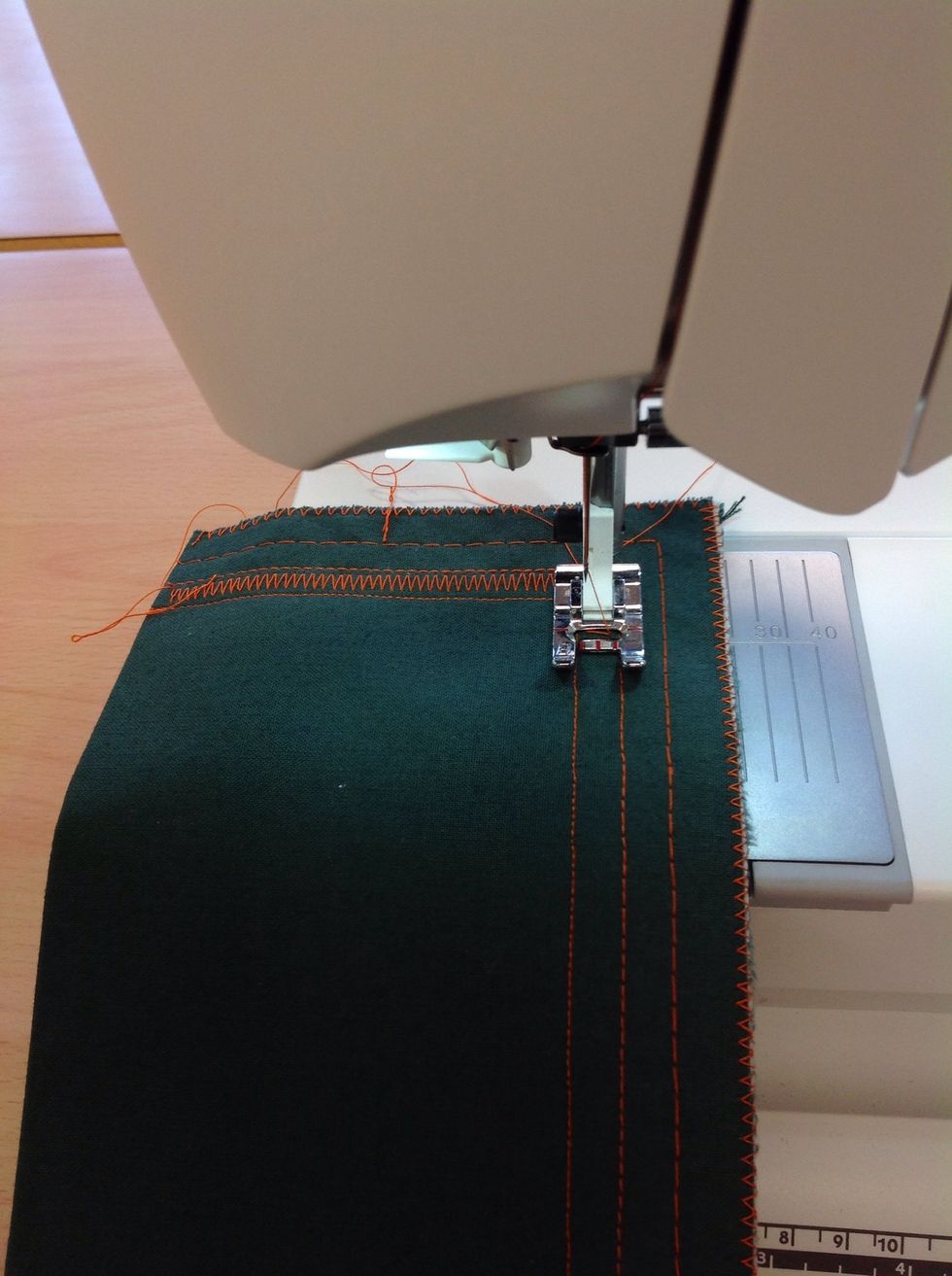 Sy bred sicksack mellan de tv\u00e5 innersta raks\u00f6mmarna. Stygnl\u00e4ng 2,0 mm och stygnbredd 5,0 mm.