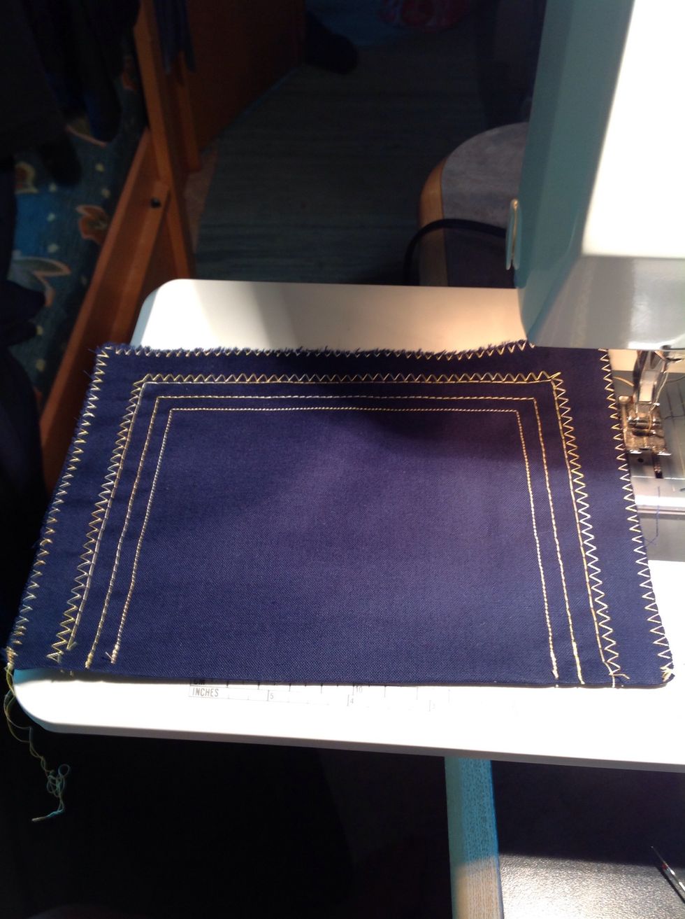 Sy bred sicksack om ytterkanten. Stygnl\u00e4ngd 2,0 mm. Stygnbredd 5,0 mm.