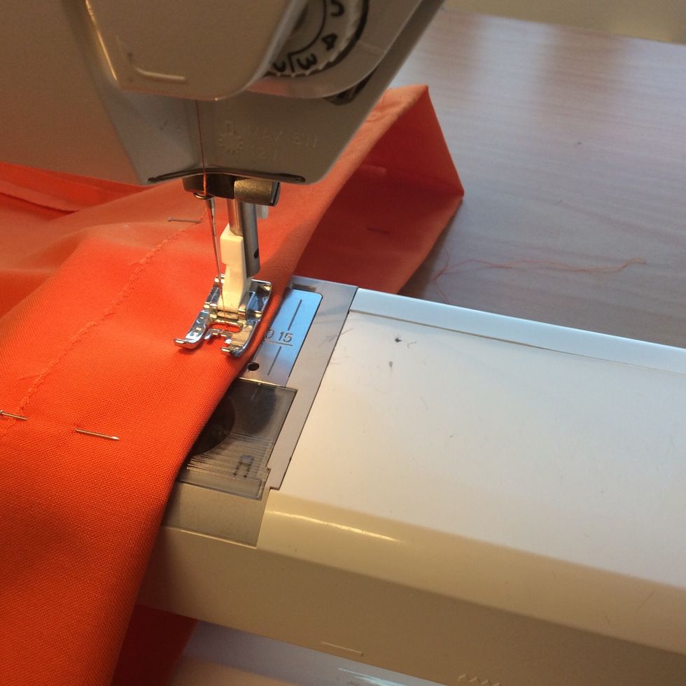 Sy en raks\u00f6m 10 mm fr\u00e5n ovankanten. Sy runt tills du kommer tillbaka d\u00e4r du b\u00f6rjade. F\u00e4st i b\u00f6rjan och slutet.
