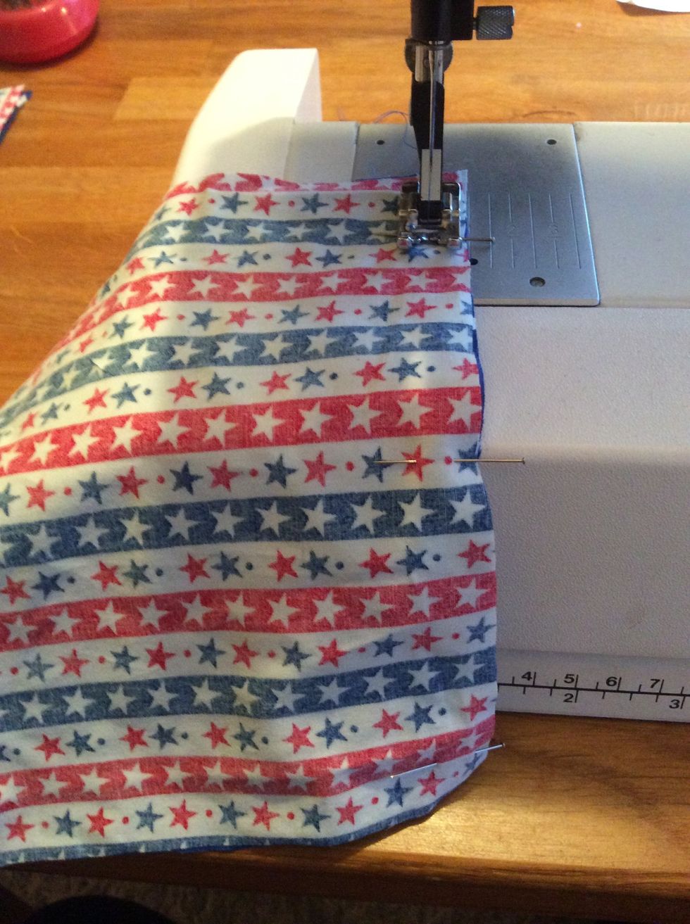 Sy en raks\u00f6m p\u00e5 en av kortsidorna 1 cm in fr\u00e5n kanten (1 cm s\u00f6msm\u00e5n) Gl\u00f6m inte att f\u00e4sta tr\u00e5den genom att anv\u00e4nda fix eller backen i b\u00f6rjan. och slutet av s\u00f6mmen. G\u00f6r samma sak med de andra 2 tygerna.