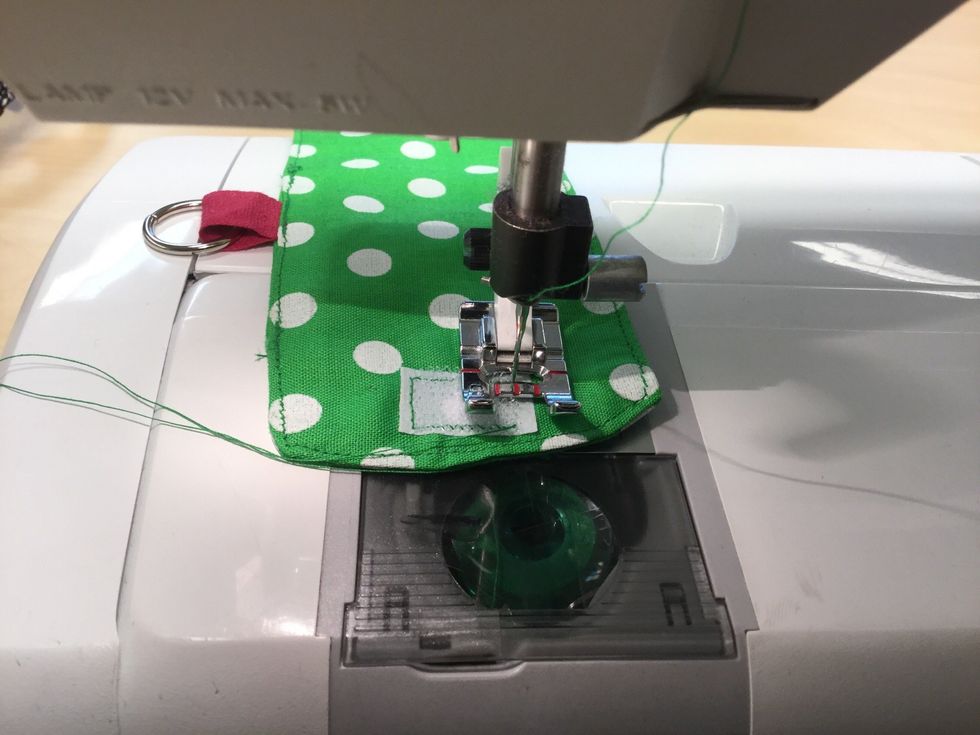 Sy en raks\u00f6m runt de b\u00e5da kardborrebanden, f\u00e4st i b\u00f6rjan och slutet.